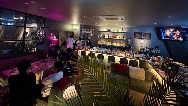 THE aX golf & cafe bar