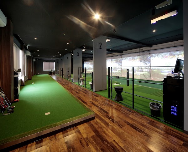 i8 GOLF&FITNESS インドアゴルフ練習場 2